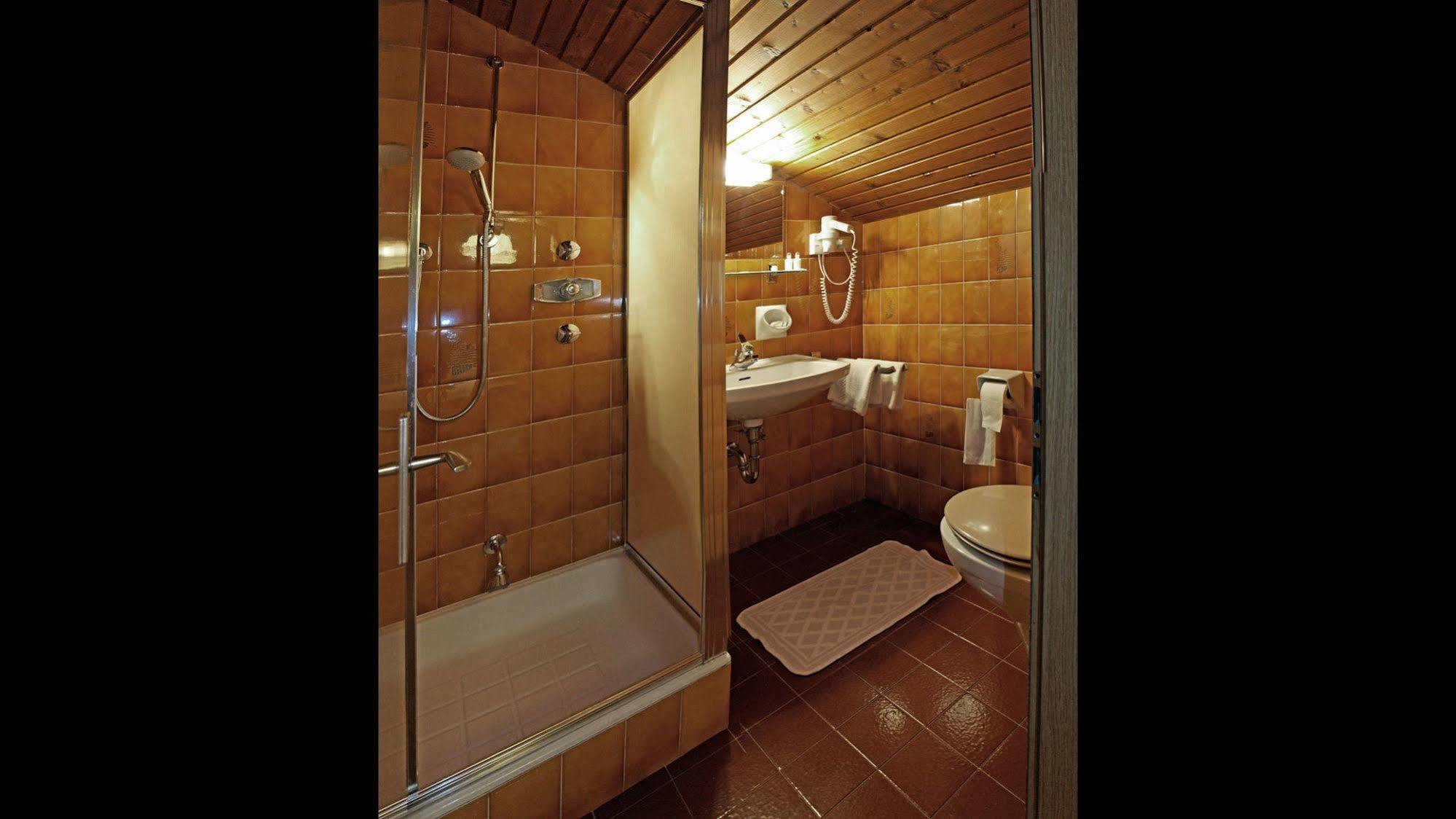 Hotel Trenker Braies  Exterior photo