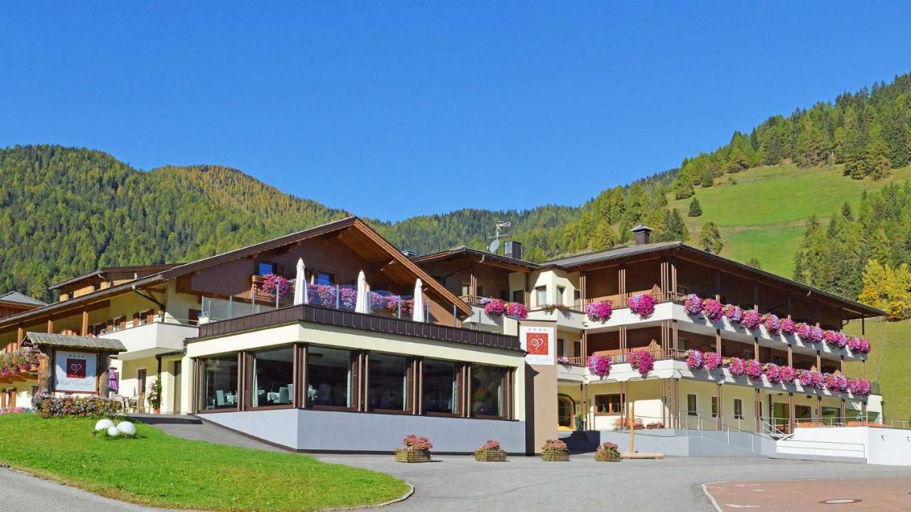 Hotel Trenker Braies  Exterior photo
