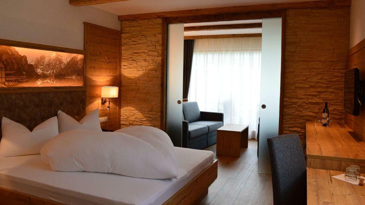 Hotel Trenker Braies  Exterior photo