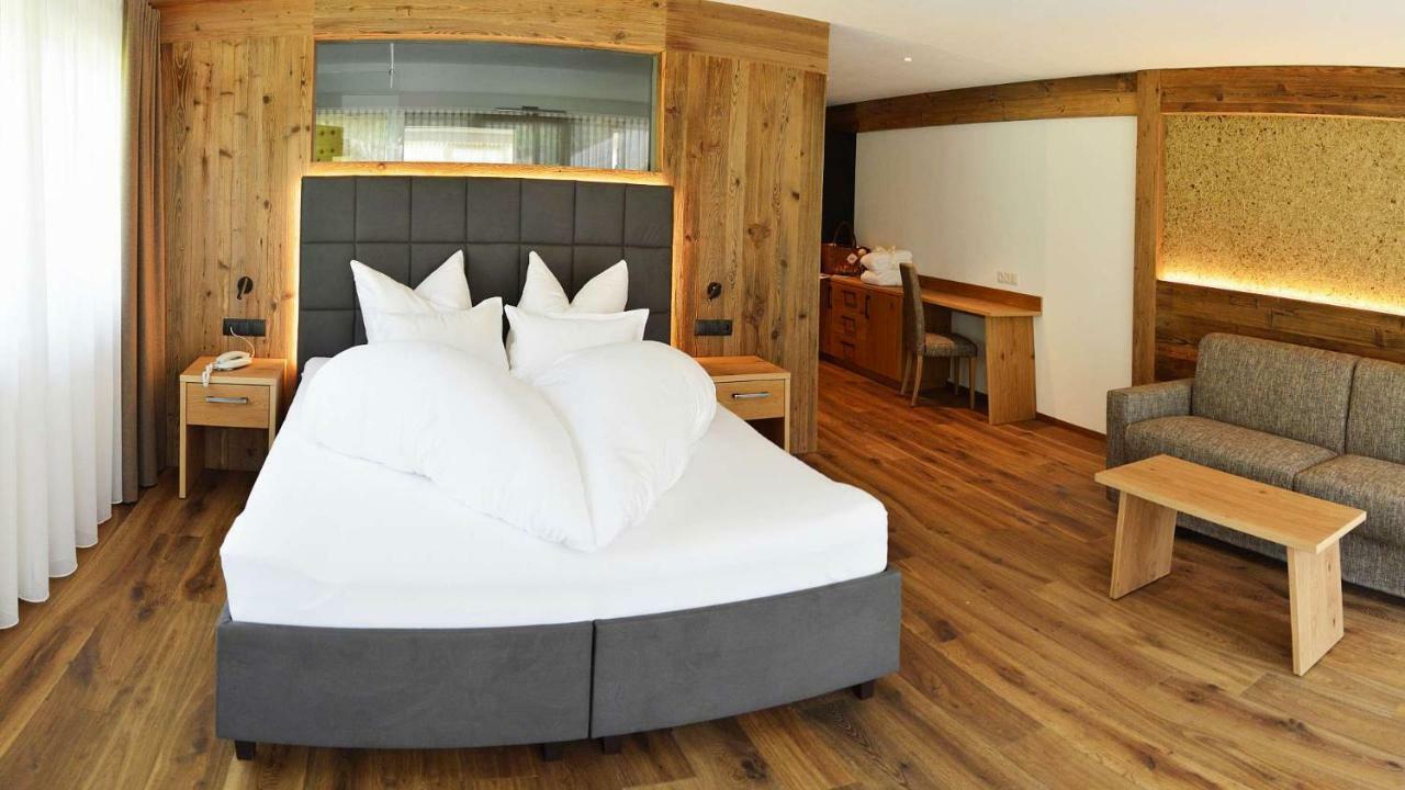 Hotel Trenker Braies  Exterior photo