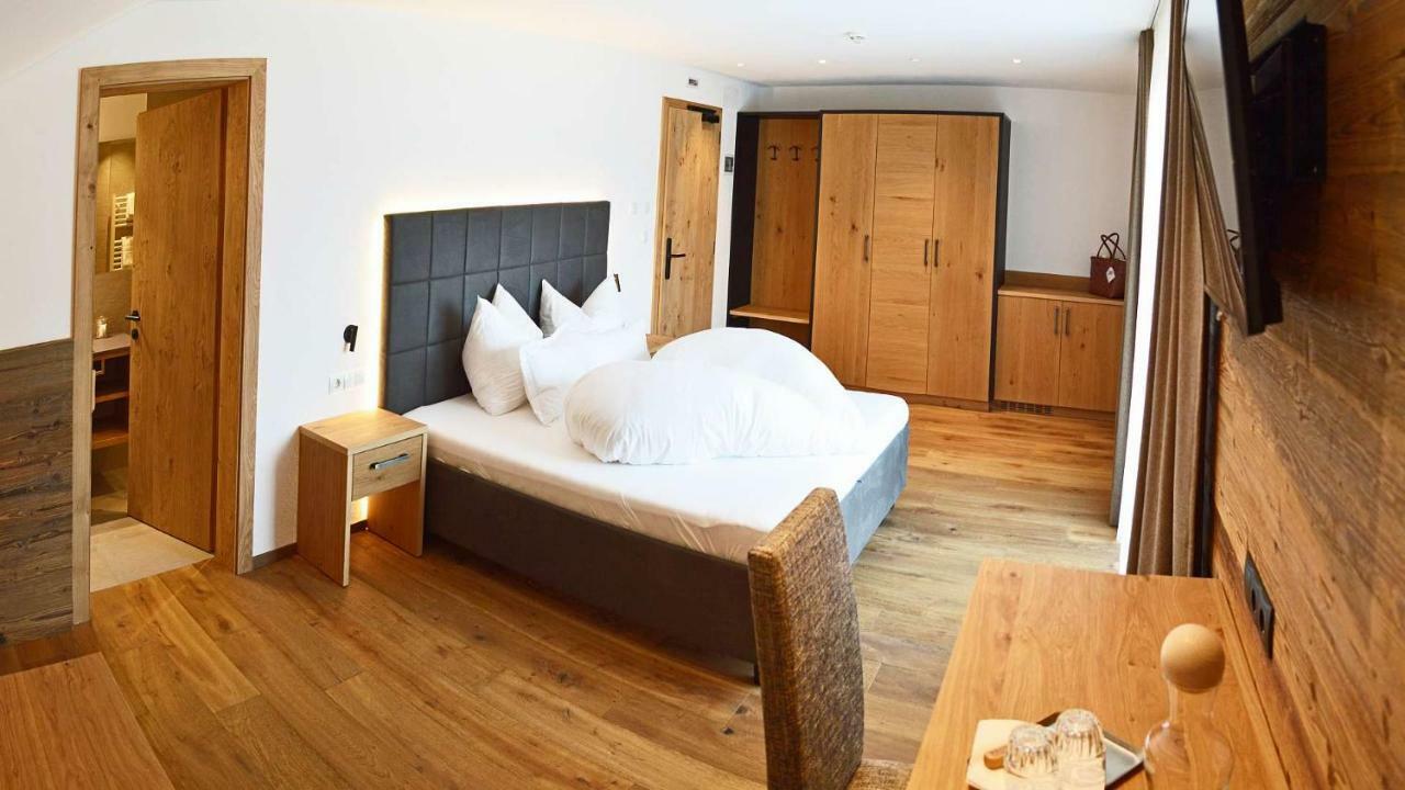 Hotel Trenker Braies  Exterior photo